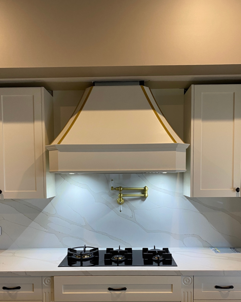 Qasair Undermount Rangehood installed against a stunning white marble splashback in a luxury kitchen